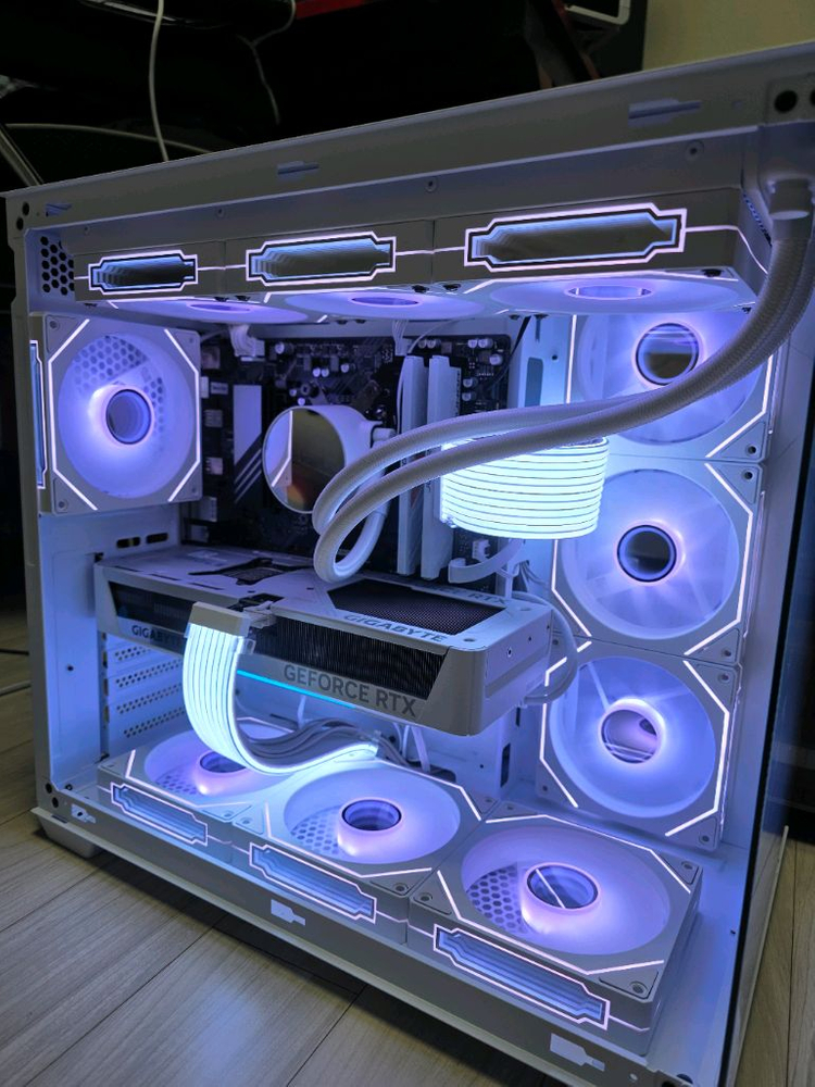 라이젠7 7800X3D RTX5070 화이트본체 급매 이미지
