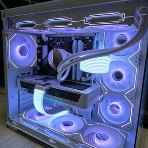 라이젠7 7800X3D RTX5070 화이트본체 급매 이미지