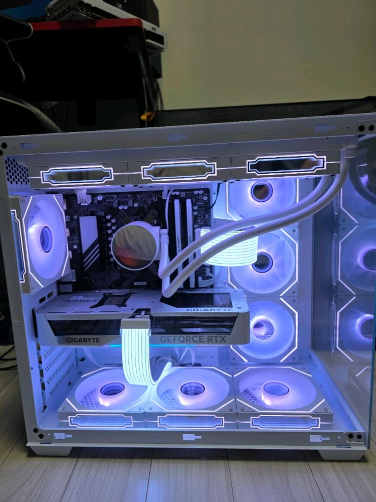 라이젠7 7800X3D RTX5070 화이트본체 급매 이미지