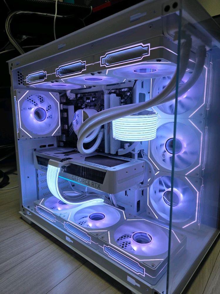 라이젠7 7800X3D RTX5070 화이트본체 급매 이미지