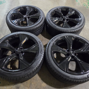 제네시스 GV80 22인치 블랙 휠타이어 이미지