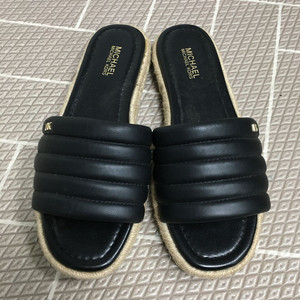 마이클코어스 레더 슬라이드 샌들 235