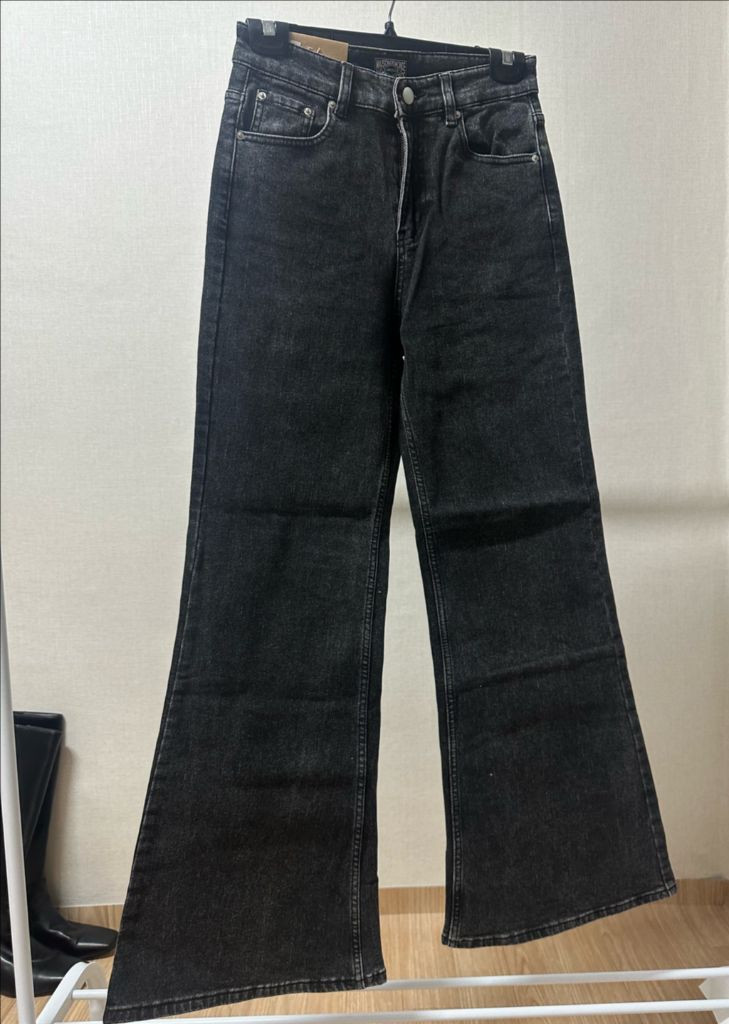 (새상품) 메종드몽드 블랙 부츠컷 데님 청바지--1