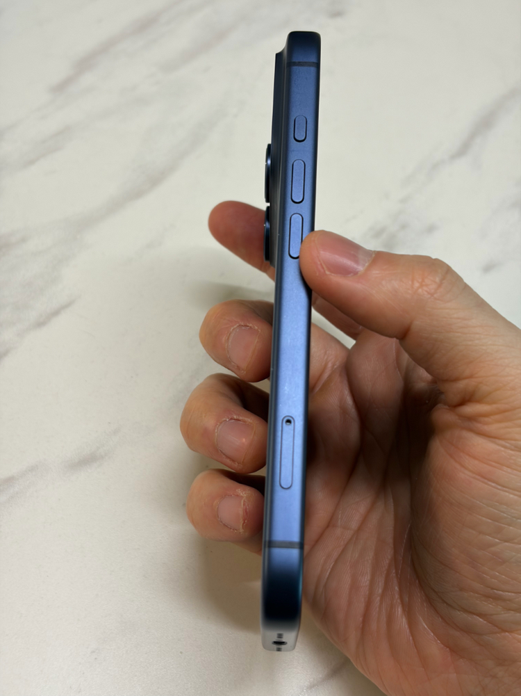 아이폰17프로 256기가 네이비 자급제 팝니다--2