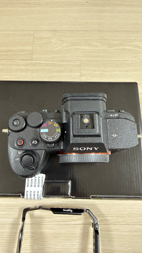 소니 A7M4 풀박스 + SmallRig 케이지 포함 판매 합니다--1