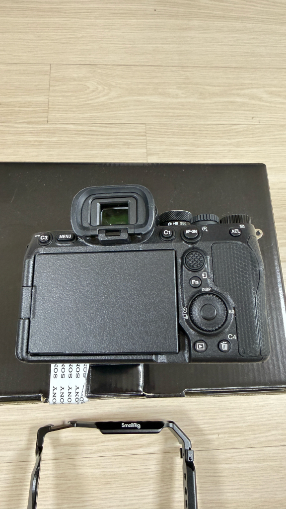 소니 A7M4 풀박스 + SmallRig 케이지 포함 판매 합니다--2