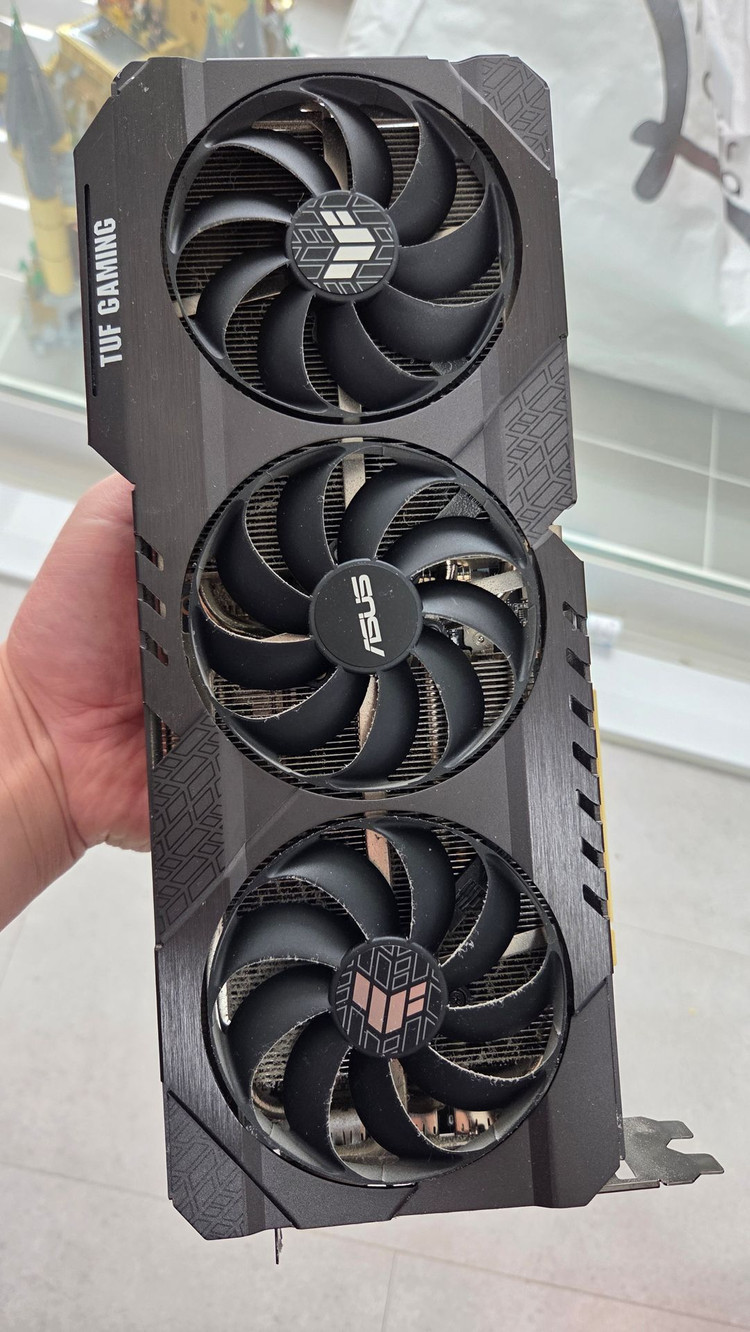 RTX 3080 TUF 그래픽카드 이미지