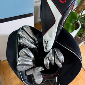 민트급)타이틀리스트 골프백과 캘러웨이 X HOT 아이언 세트,