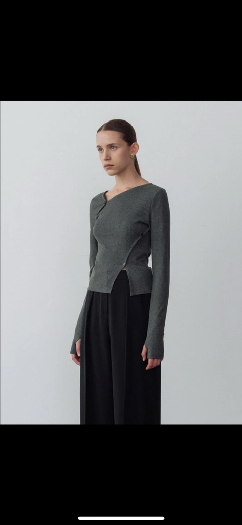 Jsny 컷아웃 사선 트임 니트 s 오마이걸 아린 착용--2