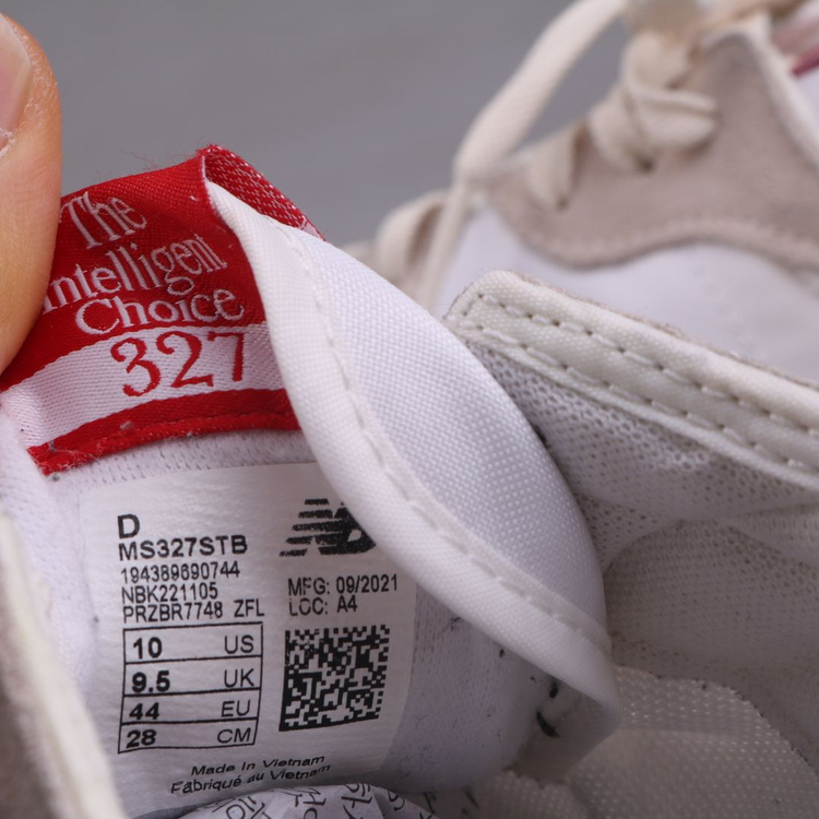 뉴발란스 327 판매합니다.(280)6311--8