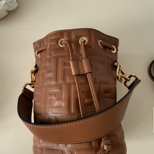 (새상품)FF 로고 레더 버킷백