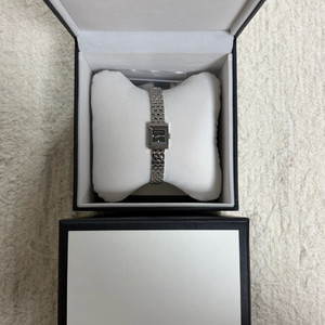 구찌 G프레임 쿼츠 메탈 시계