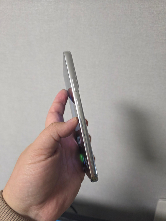 갤럭시 S22플러스 팬텀화이트 256기가 SS급 팔아요~--2