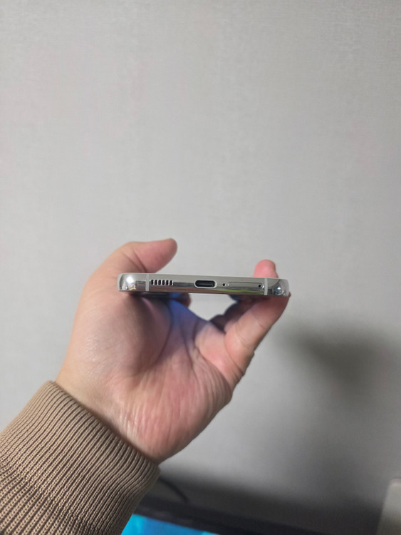 갤럭시 S22플러스 팬텀화이트 256기가 SS급 팔아요~--5