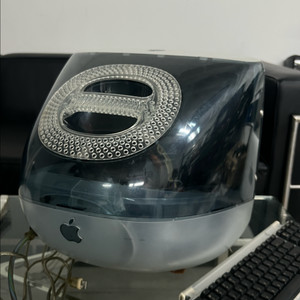 애플 iMac G3 모델입니다. 다양한 컬러 중에서도 가장 희귀하고 가치가 높은 그라파이트 그레이 컬러 풀세트 입니