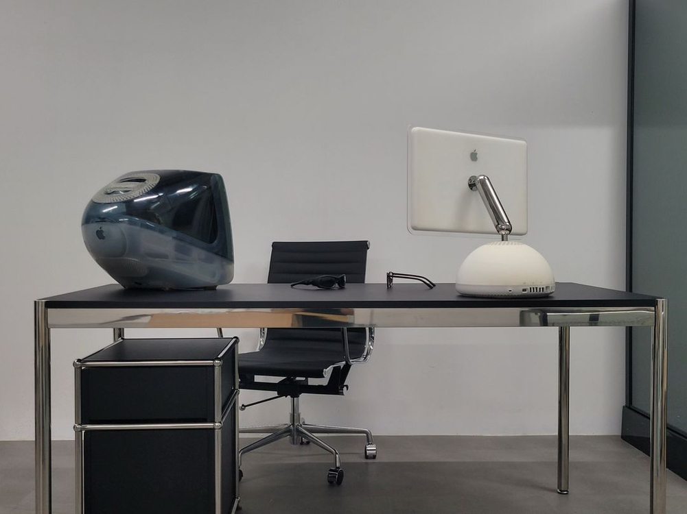 애플 iMac G3 모델입니다. 다양한 컬러 중에서도 가장 희귀하고 가치가 높은 그라파이트 그레이 컬러 풀세트 입니 이미지