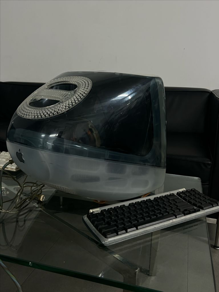 애플 iMac G3 모델입니다. 다양한 컬러 중에서도 가장 희귀하고 가치가 높은 그라파이트 그레이 컬러 풀세트 입니 이미지