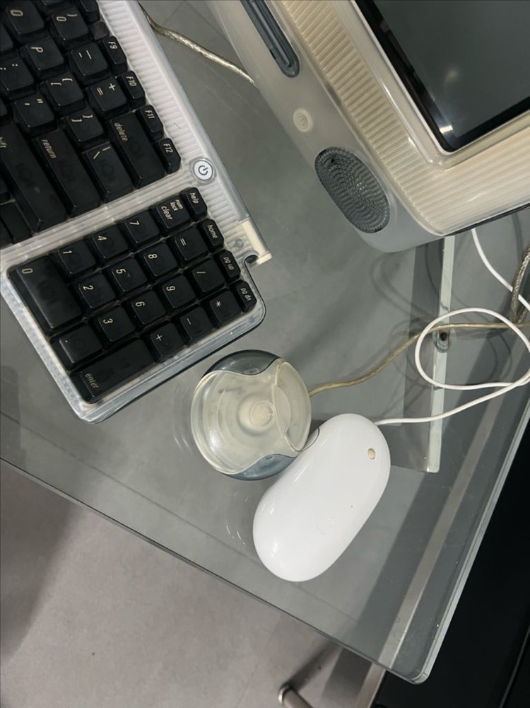 애플 iMac G3 모델입니다. 다양한 컬러 중에서도 가장 희귀하고 가치가 높은 그라파이트 그레이 컬러 풀세트 입니 이미지