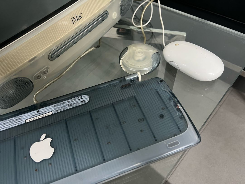 애플 iMac G3 모델입니다. 다양한 컬러 중에서도 가장 희귀하고 가치가 높은 그라파이트 그레이 컬러 풀세트 입니 이미지