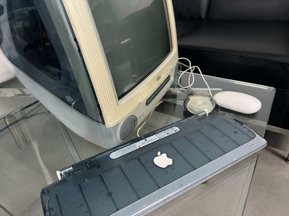 애플 iMac G3 모델입니다. 다양한 컬러 중에서도 가장 희귀하고 가치가 높은 그라파이트 그레이 컬러 풀세트 입니 이미지