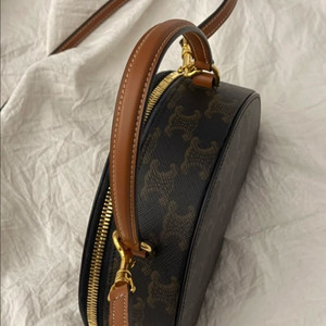 셀린느 하프문 이미지