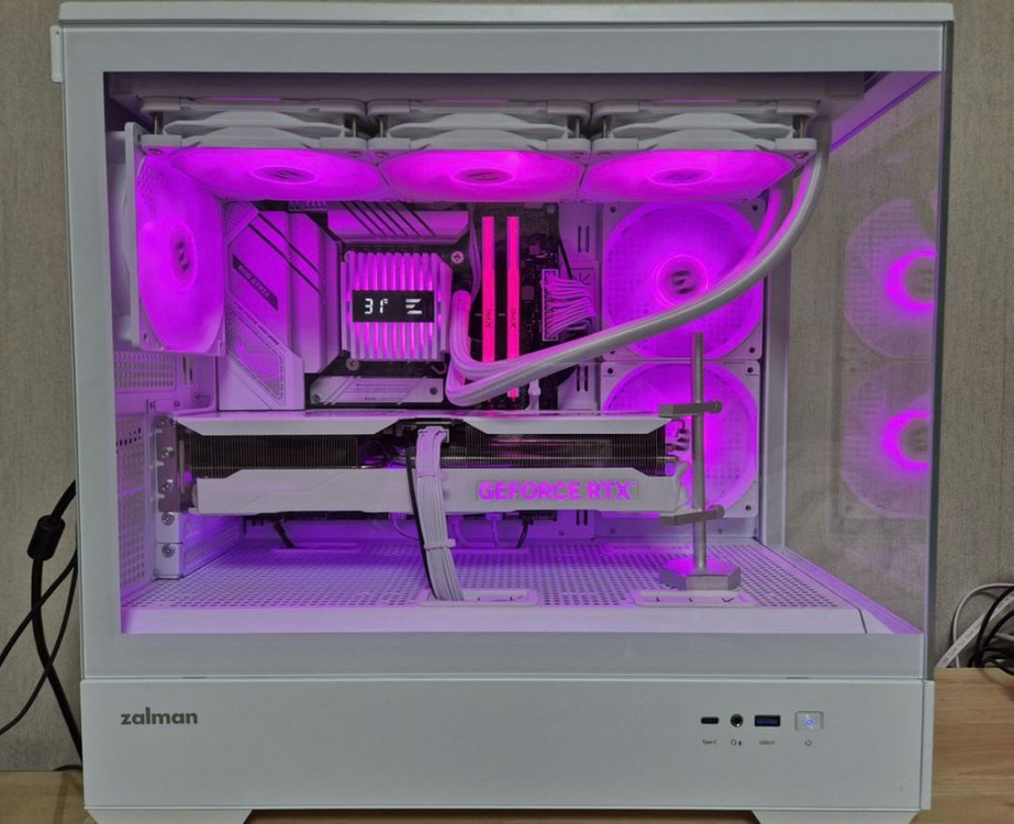 고사양 게이밍PC / 13600K + RTX4070Ti Super / 화이트 감성 / 상태좋음--1