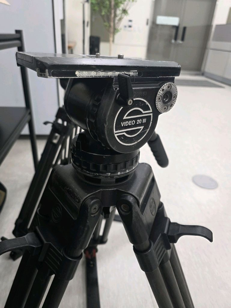 셔틀러 sachtler 20-3, 3단 카본, 바닥스프레더, 가방 세트 이미지