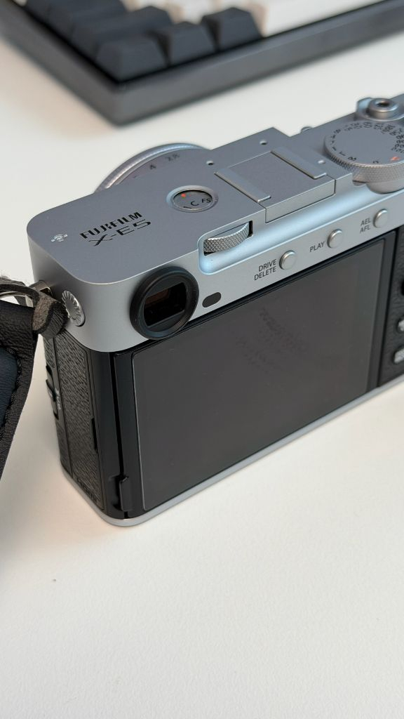 후지필름 X-E5 실버 + XF23mm F2.8 R WR 렌즈 킷 이미지