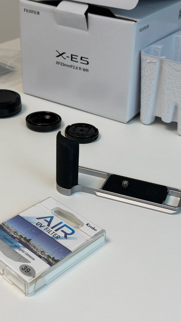 후지필름 X-E5 실버 + XF23mm F2.8 R WR 렌즈 킷 이미지