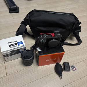 소니 A6700 바디 / 시그마 18-50mm F2.8 렌즈 풀세트 판매합니다.