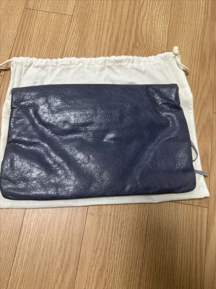 발렌시아가 램스킨 모터백 클러치 이미지