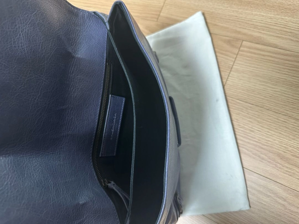 발렌시아가 램스킨 모터백 클러치 이미지