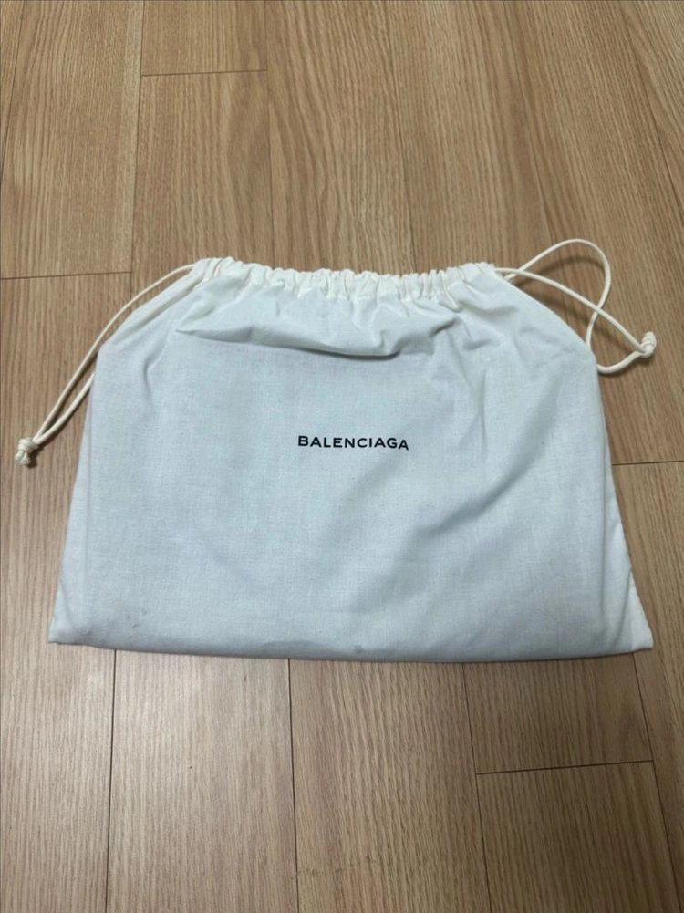 발렌시아가 램스킨 모터백 클러치 이미지