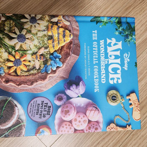 디즈니 alice in wonderland the official cookbook