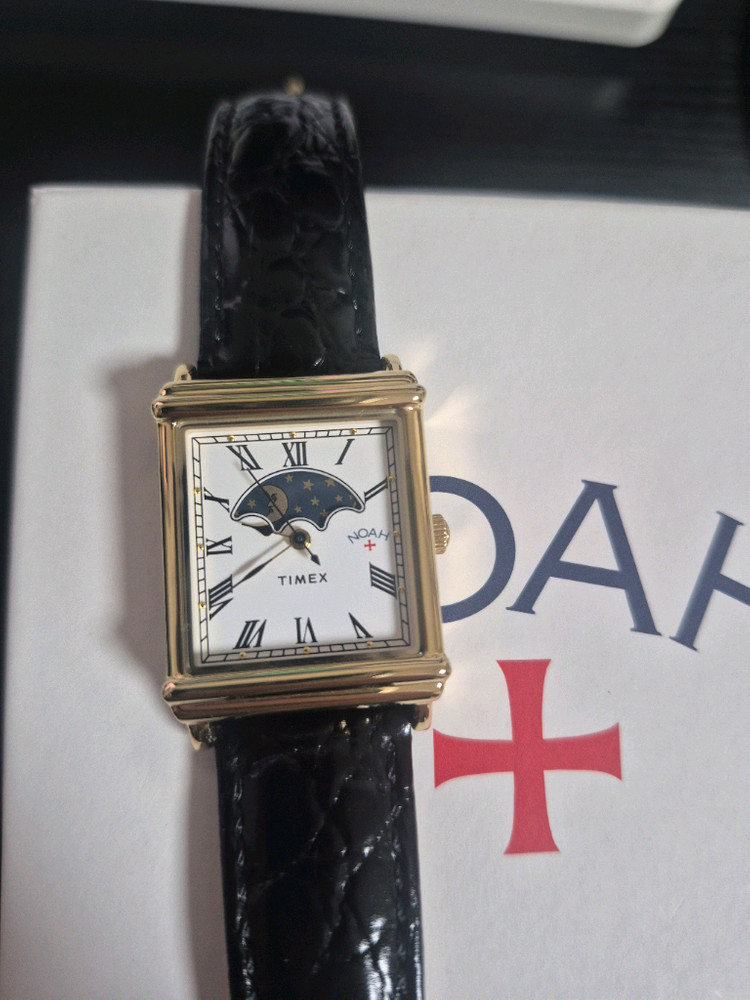 타이맥스 x 노아 썬 앤 문 워치 블랙 골드 판매합니다.--1