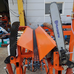 원목을 사이즈에 맞게 절단할수 있는 원목절단기 입니다. 톱은 20인치여서 지름 400까지는 무난합니다