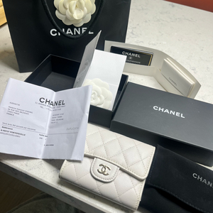 샤넬 캐비어 화이트 반지갑 APO229