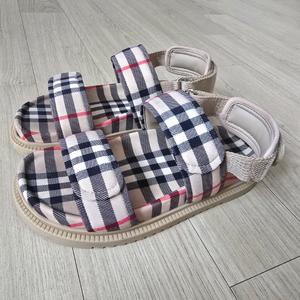 (사기꾼수법다알아요 챗보내지마세요)버버리키즈 빈티지체크 샌들 33사이즈