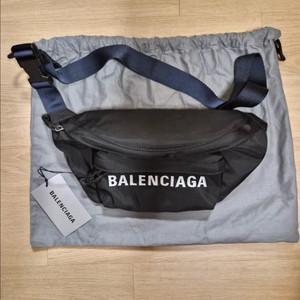 발렌시아가 힙색 판매합니다.