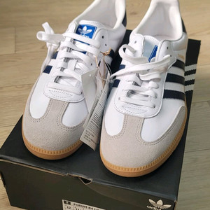 아디다스,리복 운동화 이미지