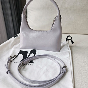 마지셔우드 미니 호보백 새상품(코스모폴리탄줄라이 착용)