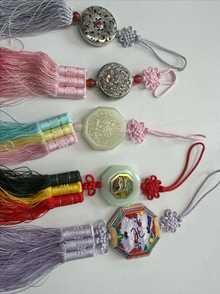 상태좋은 전통 한복 노리개 5종 세트 (수공예 장식/일괄 판매)합니다 상품 정보• 상품명: 전통 한복 노리개 5종 이미지