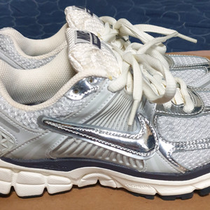 나이키 우먼스 줌보메로5 포튼 더스트 앤 메탈릭 실버 (235)