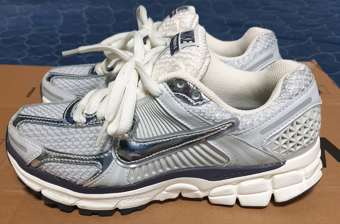 나이키 우먼스 줌보메로5 포튼 더스트 앤 메탈릭 실버 (235)--1