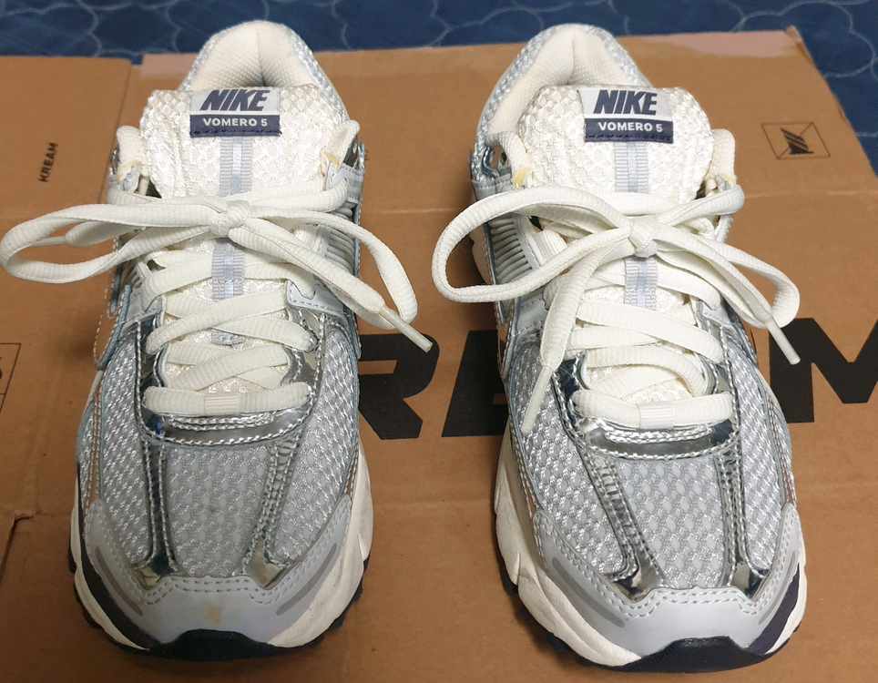 나이키 우먼스 줌보메로5 포튼 더스트 앤 메탈릭 실버 (235)--2