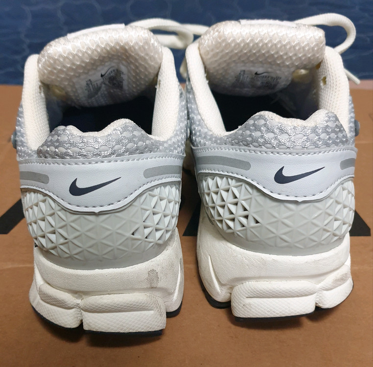 나이키 우먼스 줌보메로5 포튼 더스트 앤 메탈릭 실버 (235)--3