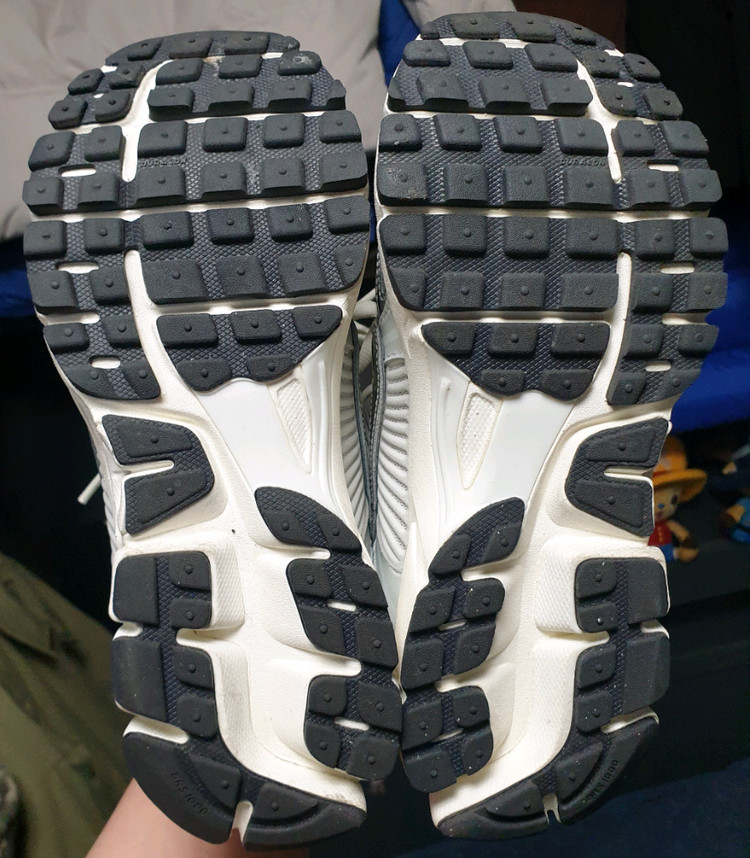 나이키 우먼스 줌보메로5 포튼 더스트 앤 메탈릭 실버 (235)--5