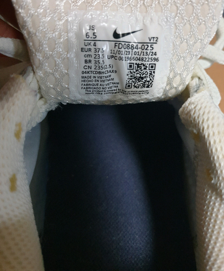 나이키 우먼스 줌보메로5 포튼 더스트 앤 메탈릭 실버 (235)--6