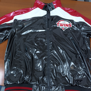 LG 트윈스 유광점퍼(레플리카 성인 춘추 120짜리) 팝니다.(LG 트윈스 쇼핑백 드림;원하시는 가격 협의 가능)
