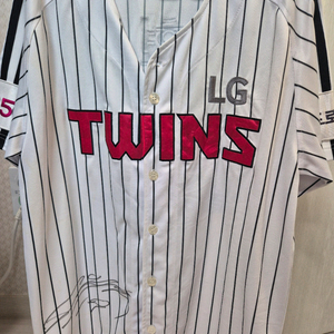 LG트윈스 김현수고급마킹 홈유니폼 팝니다.(고우석 친필사인 되있음)